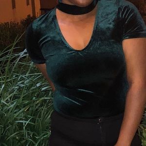 Green velvet short sleeve U-scooped top